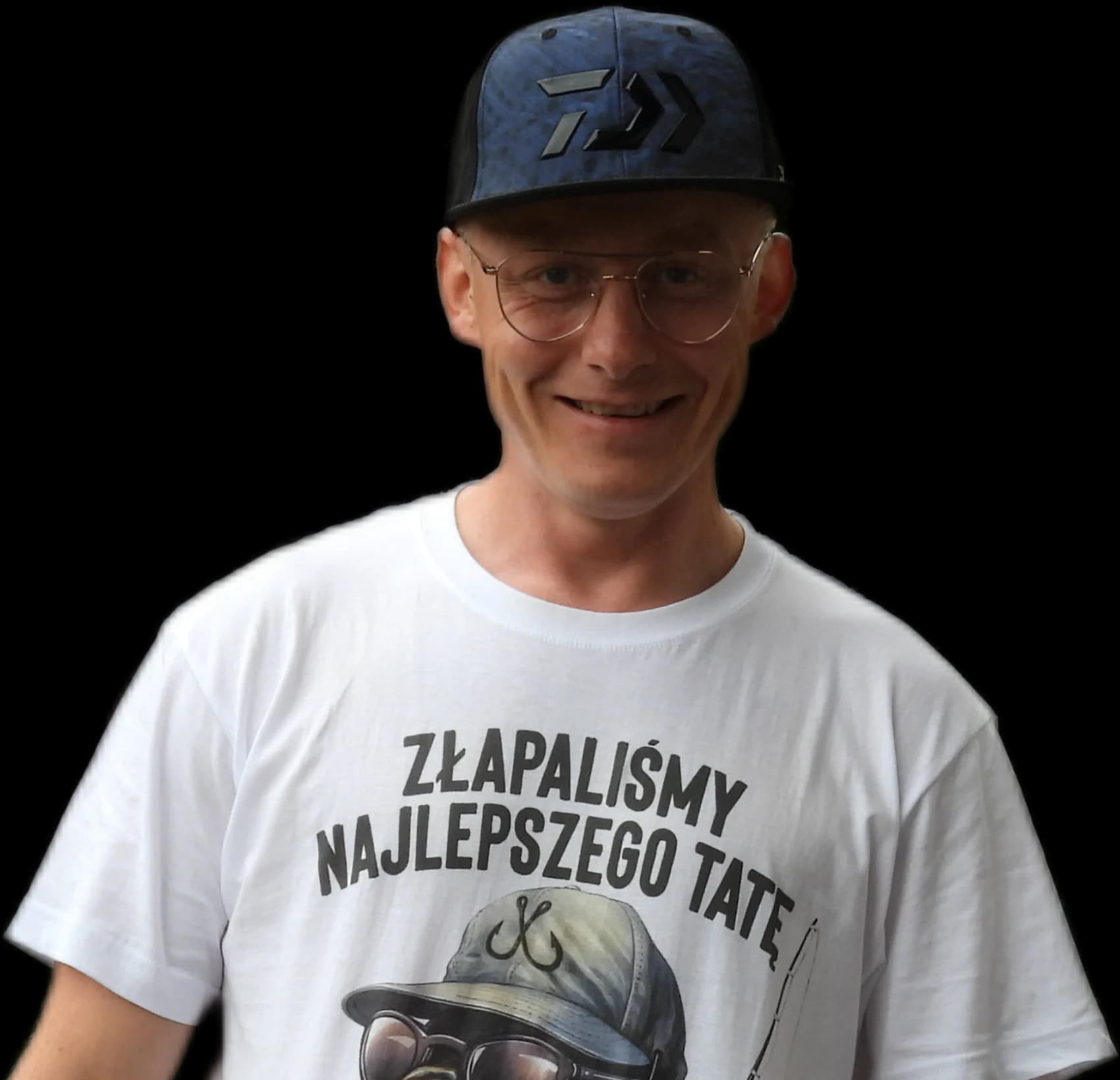 Dariusz w koszulce z wędkarską grafiką
