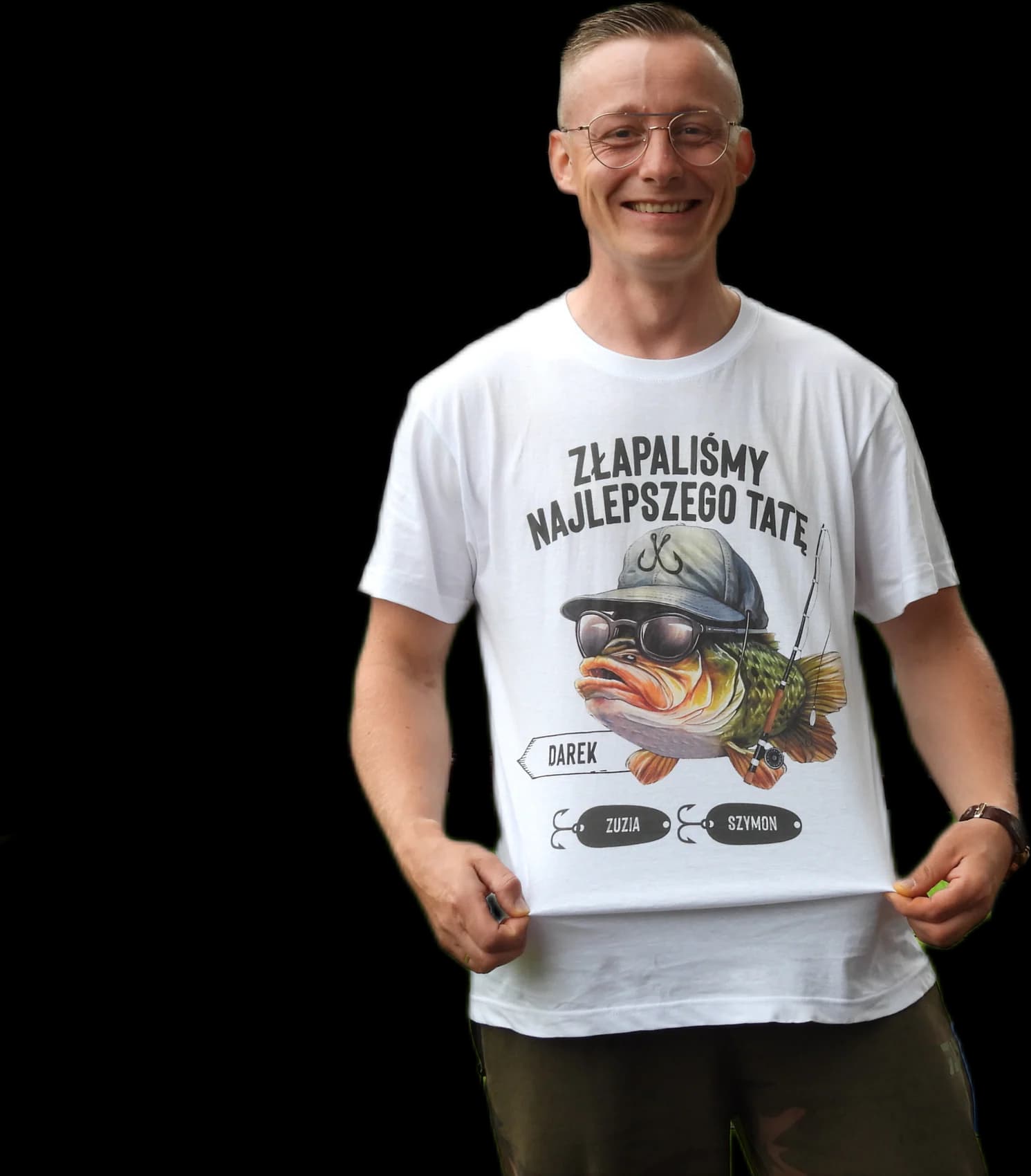 Dariusz prezentujący osobistą koszulkę wędkarską