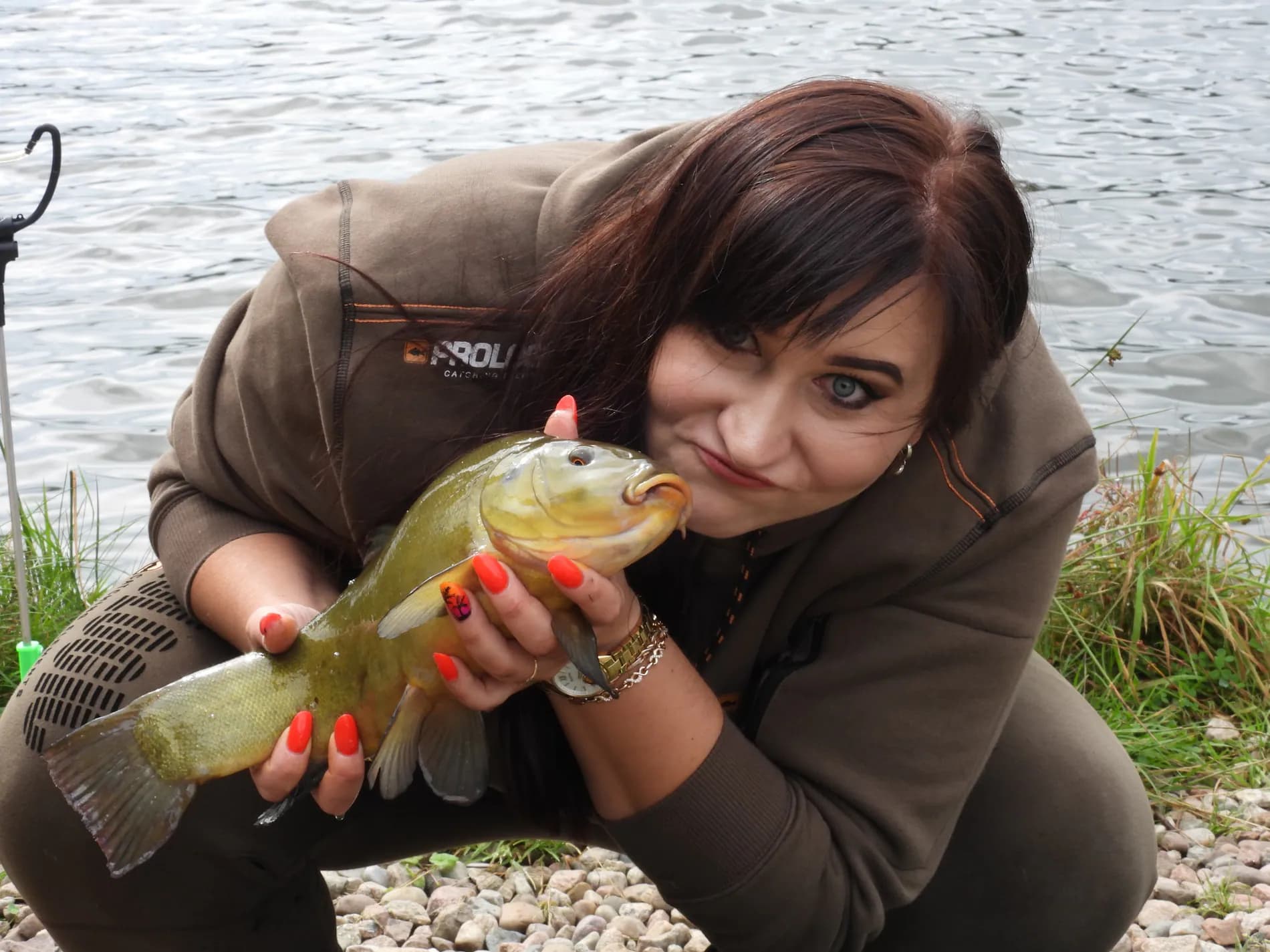 Aleksandra całująca złowioną rybę