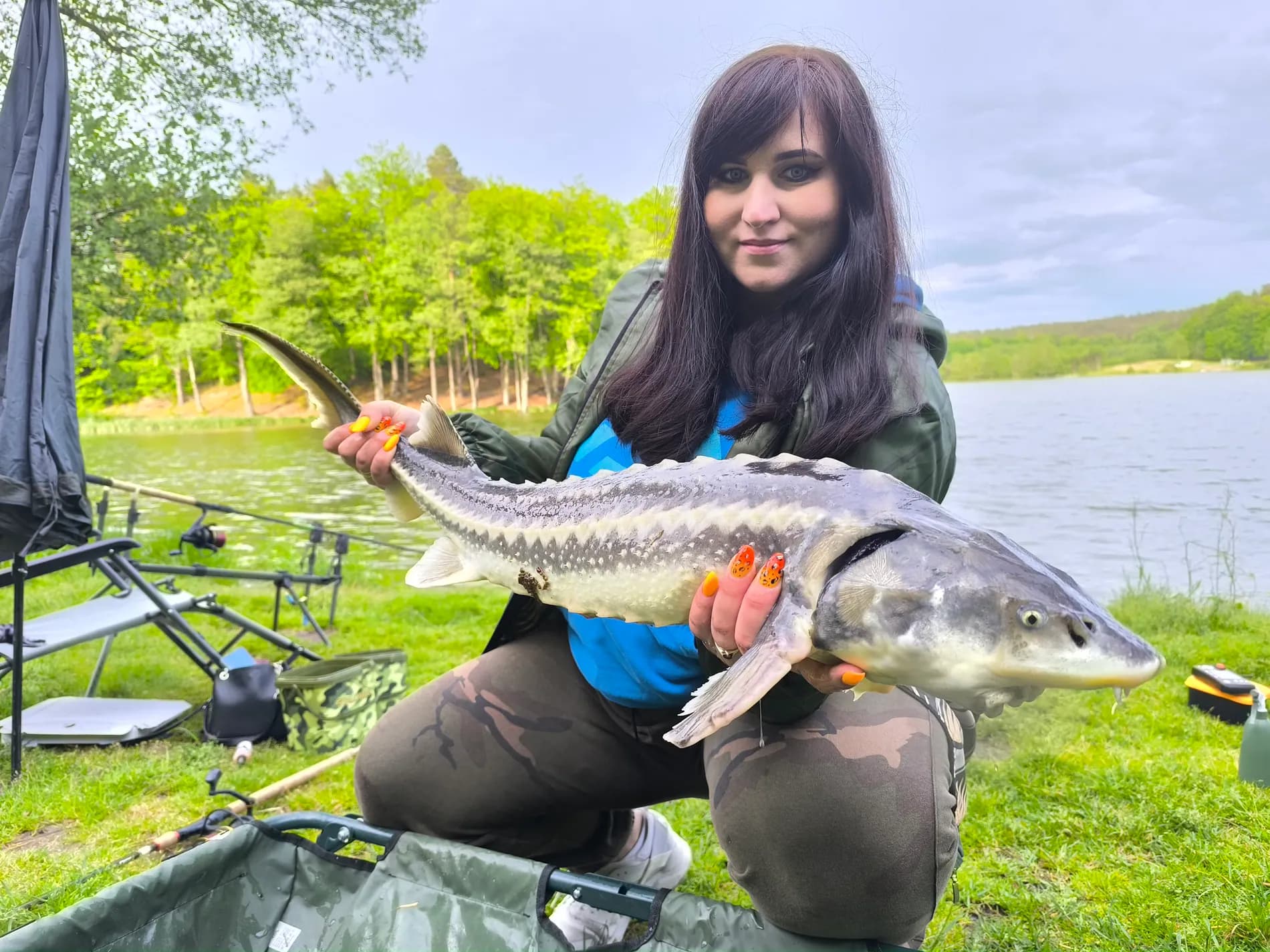 Aleksandra z jesiotrem na zielonym stanowisku