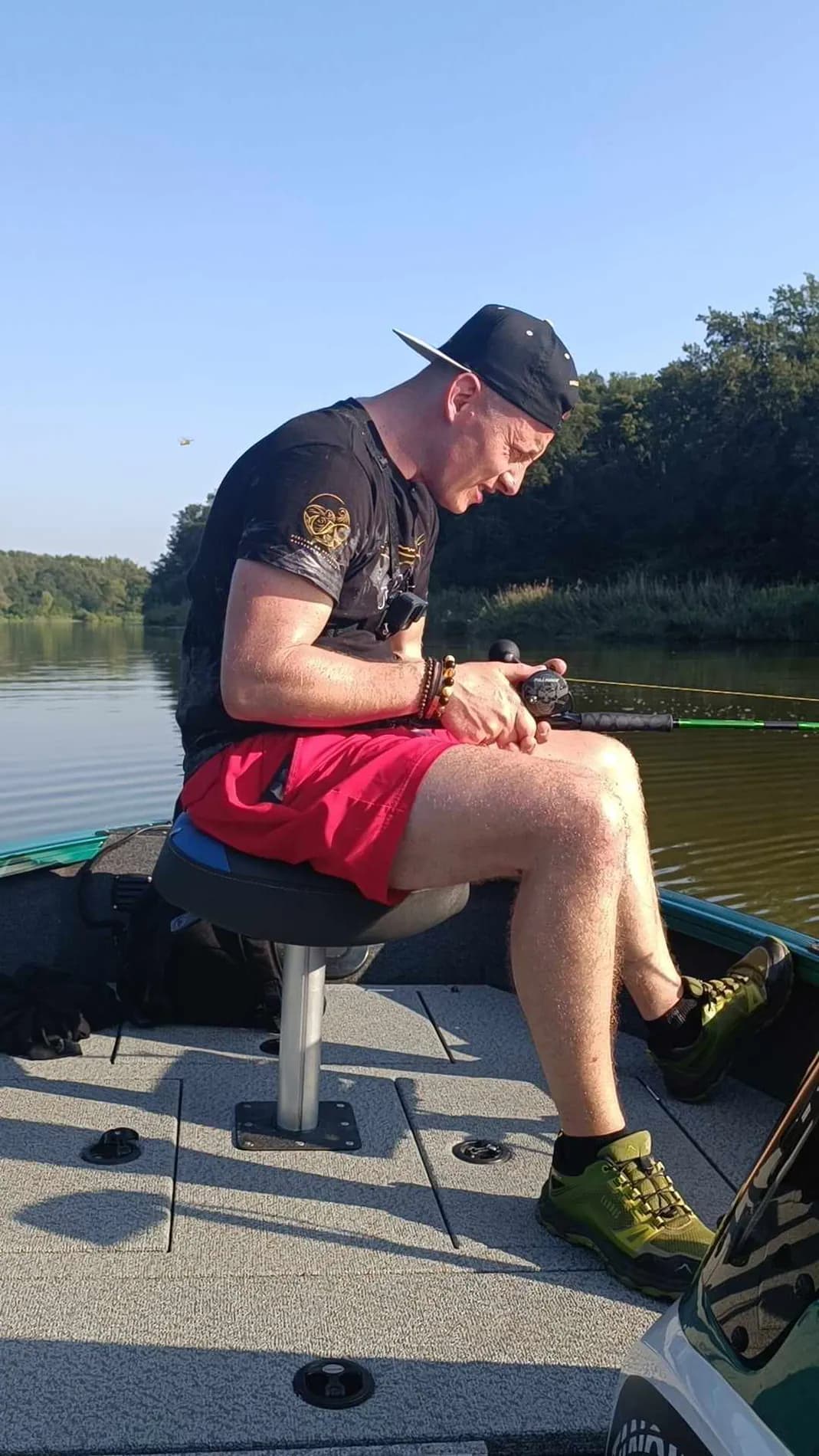 Dariusz łowiący z łodzi