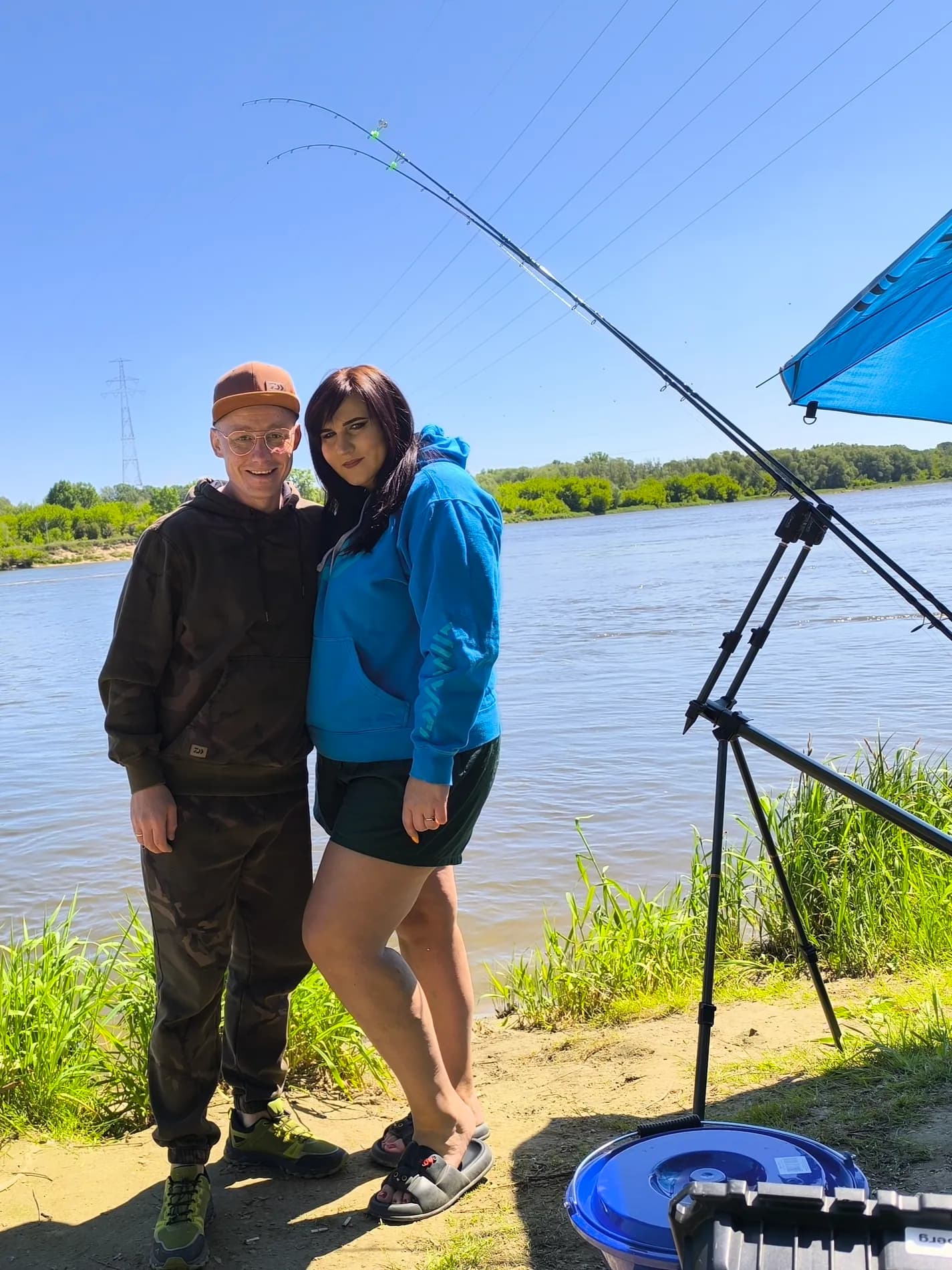 Aleksandra i Dariusz razem przy wędkach nad jeziorem
