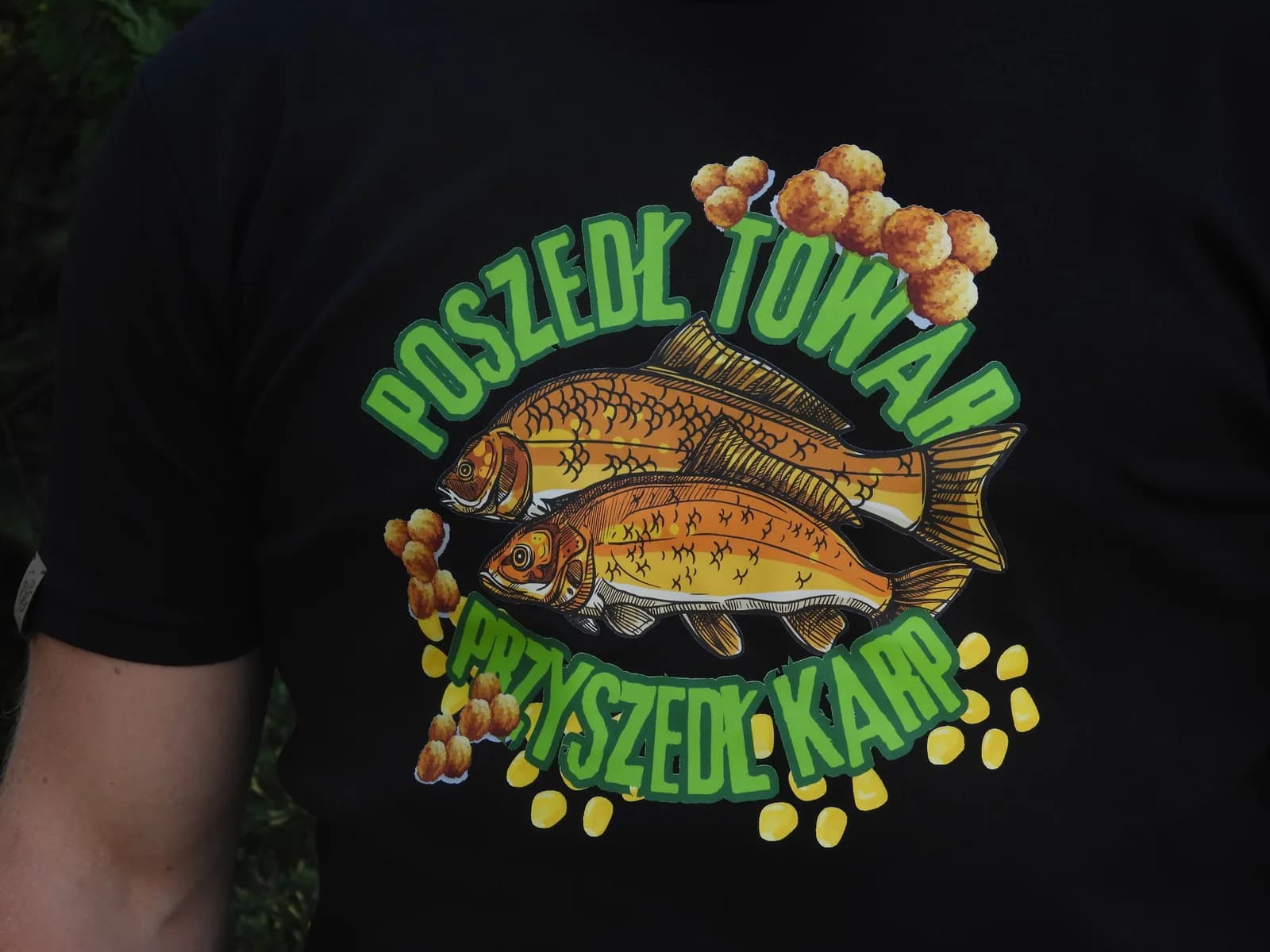 Detal nadruku na koszulce